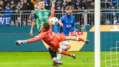 Bild: Marc Schüler/dpa
Kilian Corredor (r.) erzielt das 1:0 für Darmstadt gegen Münster.