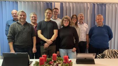 Bild: glb
Der Gemeinderat von Weigendorf und Bürgermeister Reiner Pickel (2. von rechts) wünschen allen Bürgern Frohe Weihnachten und ein gesundes Neues Jahr 2026!