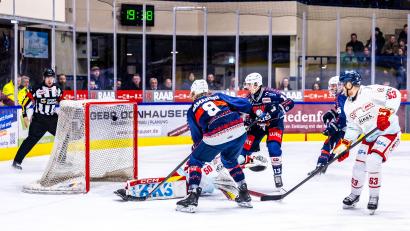 Bild: Tobias Neubert
Das war das 2:0 für die Blue Devils Weiden gegen die Düsseldorfer EG: Neal Samanski (links) vollendete einen Konter aus dem Lehrbuch.
