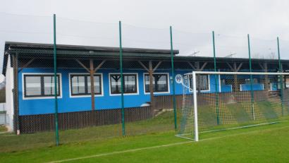 Bild: do
Die Sportstätte des FC Tremmersdorf/Speinshart kommt in die Jahre. Es ist Zeit für gründliche Sanierungsmaßnahmen, sagen sich die Verantwortlichen. Mit Blick auf den umfangreichen Trainings- und Spielbetrieb plant der FCT auch einen Anbau.