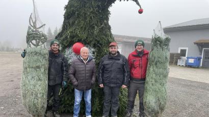 Bild: gz
Der Italiener Renato Cenedella ´(2. von links) verbindet seine Geschäftsreise nach Oberbayern mit einem Abstecher zum Christbaumkauf bei seinen Freunden (von rechts) Tobias Hanauer, Thomas Bösl und Fabian Dierl (links) in Eslarn.
