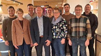 Bild: wel
Josef Pretzl (vierter von links) wurde wieder als Bürgermeisterkandidat gewählt. Ein junges Team an Gemeinderäten wird ihm nach der erfolgreichen Kommunalwahl zur Seite stehen.