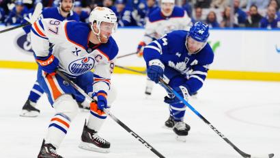 Bild: Frank Gunn/The Canadian Press/AP/dpa
Connor McDavid (l) erzielte zwei Tore bei Edmontons Sieg in Toronto.