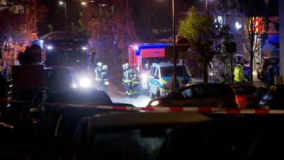 Bild: Markus Wüllner/Video-Line TV- und Videoproduktion /dpa
Am frühen Samstagmorgen rückten Einsatzkräfte wegen eines Messerangriffs aus - die Opfer kämpfen weiterhin mit den Folgen.