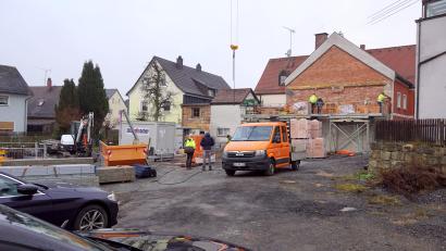 Bild: bkr
An der Giebelwand zu dem abgebrochenen Wohnhaus werden zwei Quartiersgaragen und ein Carport errichtet. An der Verkleidung der Giebelwand wird kräftig gearbeitet.