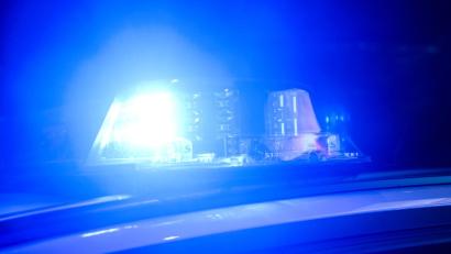 Symbolbild: Julian Stratenschulte/dpa
Die Polizei nahm den mutmaßlichen Täter noch vor der Bar fest.