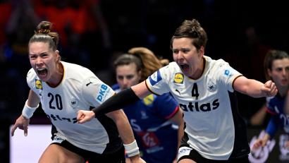 Bild: Federico Gambarini/dpa
Die ehemaligen Co-Kapitäninnen Emily Vogel (l) und Alina Grijseels spielen am Sonntag um WM-Gold.