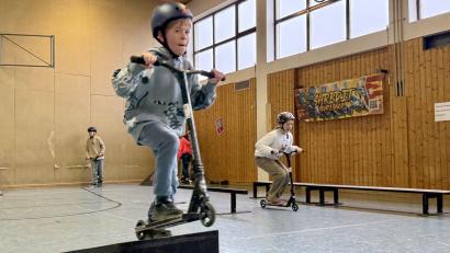 Bild: gri
Die Skater-Halle ist eröffnet. Scooter, Skateboards, BMX und Schutzausrüstung können kostenlos ausgeliehen werden.