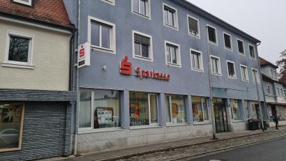 Bild: sne
Die Filiale in Grafenwöhr soll auch nach der Fusion der Sparkasse Nord und der Vereinigten Sparkassen ein sicherer Standort bleiben, hieß es im Stadtrat von Grafenwöhr.