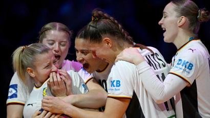 Bild: Federico Gambarini/dpa
Die deutschen Handballerinnen feiern WM-Silber.