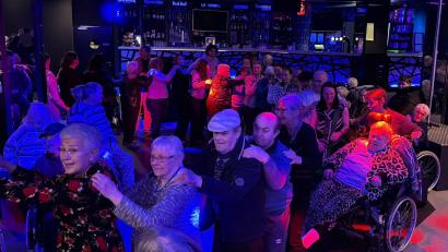 Bild: Rachel Sommer/dpa
Mit viel Vorfreude haben sie darauf gewartet: Nun tummeln sich die Bewohner von vier französischen Altenheimen auf der Tanzfläche eines Nachtclubs.