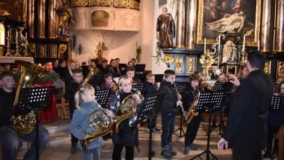 Bild: rgr
Premiere in der Pfarrkirche Pressath: Die Bläserklasse aus Kirchenthumbach.