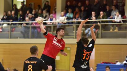 Bild: ham
Szenen aus der Handball-Bezirksoberliga vom Duell zwischen dem HV Oberviechtach und der HG Amberg. Die Gäste setzten sich klar mit 35:29 durch.