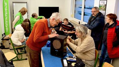 Bild: Franz Zielinski
Gemeinsames reparieren im GREENPEACE «MindSpace» in Weiden