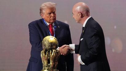 Bild: Jacquelyn Martin/AP/dpa
Trump und Infantino geben sich bei der Auslosung die Hand.