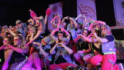 Bild: Michael Meier
Partyfeeling präsentieren die Ludas, die mit Neonfarben, Hits und Stimmung pur in die wilden 90er abtauchten.