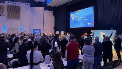 Bild: Paulina Schmidt
Für Tino Chrupalla gibt es Standing Ovations.