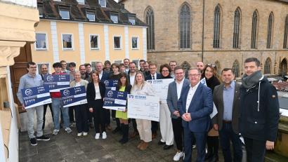 Bild: Thomas Retzer/exb
Die teilnehmenden Schulen wurden bei der Preisverleihung des Schulförderpreises der VR Bank ausgezeichnet. Die Ehrung übernahmen die Vorstandsmitglieder der VR Bank und die Zweiten Bürgermeister der Städte Amberg und Sulzbach-Rosenberg, Martin Preuß und Günter Koller.