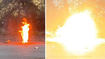 Bild: Marina Gube
Auf der linken Seite brennt Schwarzpulver. Frei verkäufliche Feuerwerkskörper der Kategorie 2 sind zum Großteil damit gefüllt. Auf der rechten haben Polizisten der Bundespolizei Nürnberg einen Feuerwerkskörper mit "Blitzknallsatz" gezündet. Dabei handelt es sich um ein besonders druck- und reibungsempfindliches Perchlorat-Aluminium-Gemisch. Für diese Form der Pyrotechnik brauchen Personen eine spezielle Erlaubnis.