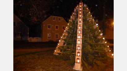 Archivbild: Siegfried Bock
Die Ziegelpyramide steht wieder im Mittelpunkt der Marktweihnacht in Kaltenbrunn.