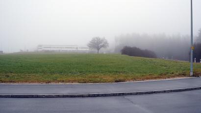 Bild: jma
Auf dieser Fläche soll die neue Tankstelle entstehen. Rechts der beginnende Wald mit dem Wasserschutzgebiet - getrennt durch die Bundesstraße 85.