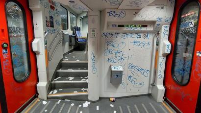 Bild: Bundespolizei/dpa
Unbekannte Fans lassen den Zug verwüstet zurück.