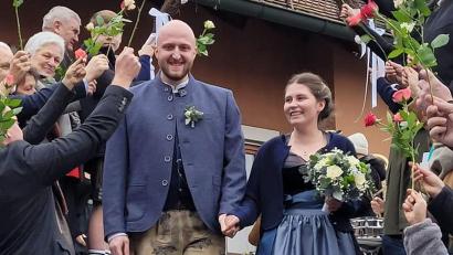 Bild: mas
Die Blaskapelle Träger überraschte Lukas und Julia Kost auf der Rathaustreppe und gratulierte musikalisch.