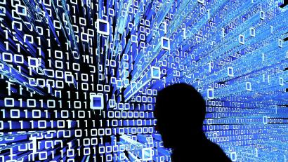 Bild: Peter Steffen/dpa
Bankkunden in Deutschland sind immer häufiger bereit, mit ihrem Finanzinstitut digital in Kontakt zu treten und sich auch mit Hilfe von KI beraten zu lassen.