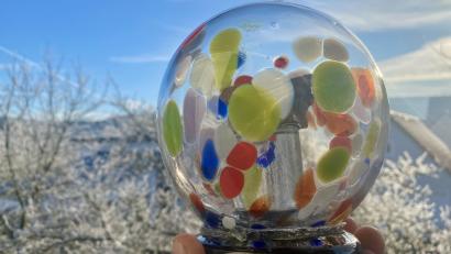 Bild: gri
Das "Freudenberger Urgestein" - eine handgefertigte Glaskugel mit einem Gesteinsbrocken vom Johannisberg darin. Demnächst wird die Auszeichnung wieder vergeben.