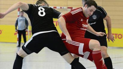 Bild: ham
Hallenfußball ist sein Ding: Mit der SpVgg Pfreimd feierte Bastian Lobinger(rotes Trikot) auf dem Parkett große Erfolge. Gelingt ihm das auch mit dem FC Wernberg?