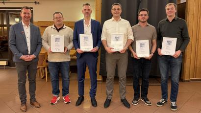 Bild: Martina Weiß
Elektro Lück-Geschäftsführer Markus Weiß (links) mit den geehrten Mitarbeitern. Sie können auf 10, 25 und 30 Jahre Betriebszugehörigkeit blicken.