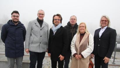 Bild: kro
Die Kreistagskandidaten der FDP sind (von links) Johannes Weidhas, Christian Gleißner, Landratskandidat Dr. Bernd Withöft, Reinhard Heinrich, Christine Wolf-Singer und Wolfgang Karbstein.