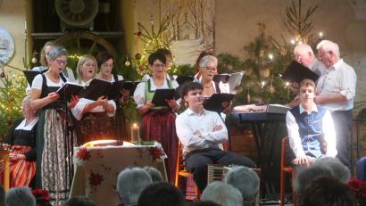 Bild: rha
Das Chorensemble des Vilsecker Kirchenchors stimmt mit Adventliedern auf die Ankunft des Messias ein.