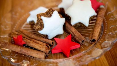 Bild: Hauke-Christian Dittrich/dpa
Wir verbinden den Geruch und Geschmack von Lebkuchen, Glühwein und Zimtsternen mit Weihnachten, weil es diese traditionell zu der Zeit bei uns gibt. (Symbolbild)