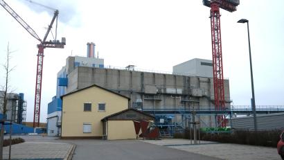 Bild: Hirsch
Zwei riesige Kräne symbolisieren das Ausmaß des Sanierungsproktes "Triphönix" am Schwandorfer Müllkraftwerk. Sie sind notwendig für den Abriss zweier Ofenlinien und den Bau neuer Anlagen.