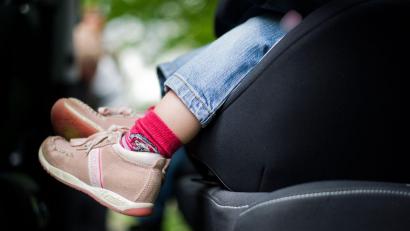 Bild: Nicolas Armer/dpa/dpa-tmn
Statt im Kindersitz saß der kleine Junge im Beifahrersitz. (Symbolbild)