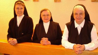 Archivbild: u
Ein Bild aus alten Zeiten: Schwester Oberin Godrika (Bildmitte) wurde Ende November mit dem Bundesverdienstkreuz am Bande ausgezeichnet. Zusammen mit Schwester Luzilla (rechts, verstorben am 3. November 2021) hielt sie die Stellung im Hirschauer Kloster bis zur Schließung im August 2007. Schwester Gabriele (links) verließ Hirschau im Jahr 2005.