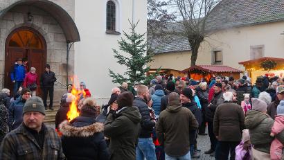 Bild: bsc
Das denkmalgeschützte Umfeld am Schlossberg (links die Kirche, rechts die Ökonomie) bildete am Wochenende die neue Kulisse der Friedenfelser Dorfweihnacht.
