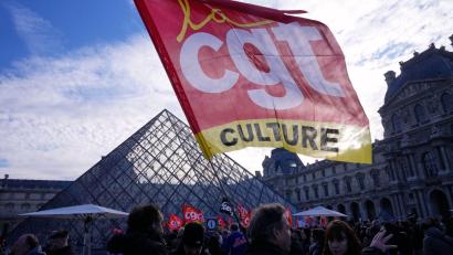 Bild: Michel Euler/AP/dpa
Angestellte zeigen eine Flagge der Gewerkschaft CGT vor dem Louvre, nachdem sie für einen Streik gestimmt haben.