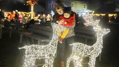 Bild: war
Mit Lichteffekten gelang es bei der Dorfweihnacht auch die Kinderaugen zum Leuchten zu bringen
