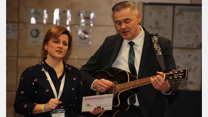 Bild: kro
Anna Vinichuk und Wunsiedels Landrat Peter Berek sangen "Sag mir, wo die Blume sind".