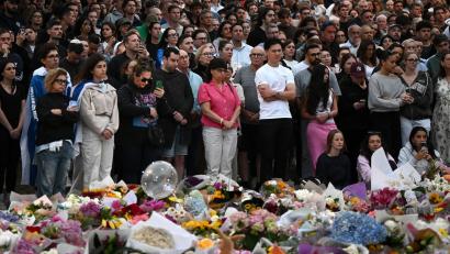 Bild: Bianca De Marchi/AAP/dpa
Zahlreiche Trauernde nehmen an einer Mahnwache an einer Gedenkstätte in Bondi Beach in Sydney teil