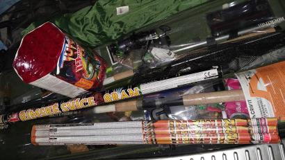 Symbolbild: Bundespolizei
Illegales Feuerwerk haben Polizisten im Kofferraum eines Autos in Furth im Wald entdeckt – es waren über zehn Kilo.