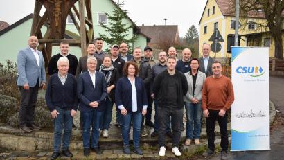 Bild: bnr
Die CSU Ortsverbände Pfreimd und Pamsendorf nominieren gemeinsam drei Frauen und 17 Männer zu Kandidaten für den Stadtrat der Stadt Pfreimd. Die Liste wird von Mirko Hägler (hinten rechts) angeführt.