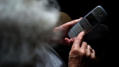 Symbolbild: Karl-Josef Hildenbrand
Der Patienten- und Pflegebeauftragte der Bayerischen Staatsregierung warnt vor betrügerischen Anrufen, die sich an Pflegebedürftige und deren Angehörige richten.