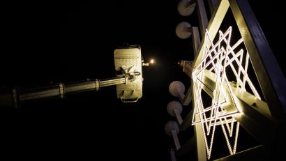 Bild: Carsten Koall/dpa
In München sollte am Montagnachmittag die erste Kerze am Chanukka-Leuchter entzündet werden. (Symbolbild)
