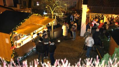 Bild: Hirsch
Über 30 Buden verteilten sich über den Burghof und das Areal "Im Berg" und verliehen dem Neunburger Burgadvent ein festliches Ambiente.