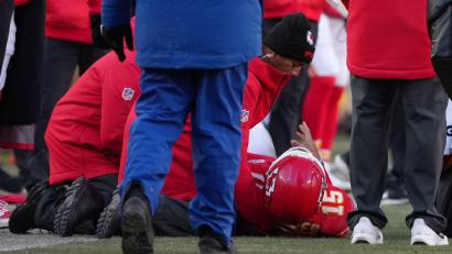 Bild: Ed Zurga/AP/dpa
Patrick Mahomes verletzt sich in der Schlussphase.