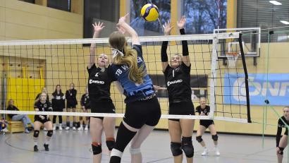 Bild: Hubert Ziegler
Laura Mende (links hinten) und Sylwia Pawlica (rechts hinten) vom VC/DJK Amberg wehren sich hier gegen den Angriff von Hannah Wayland (vorne) vom TB Weiden.