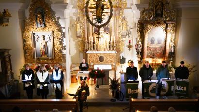 Bild: fvo
Die Protagonisten der „Niederbayerische Weihnacht auf Oberpfälzisch“ in der Filialkirche Lennesrieth. Links: Der Dreigesang TriAngel mit Philipp Bauriedl an der Steirischen, hinten Bertram Erhardt und rechts Bocklblech aus Waidhaus.